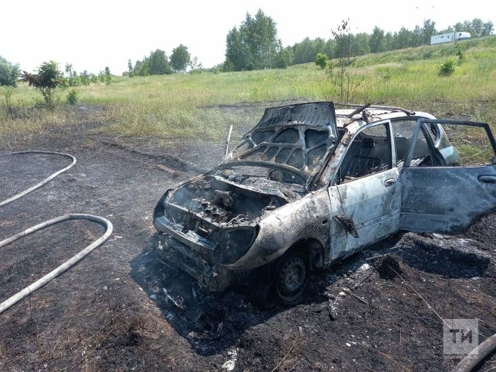 В Татарстане легковушка сгорела дотла, вылетев с дороги в кювет