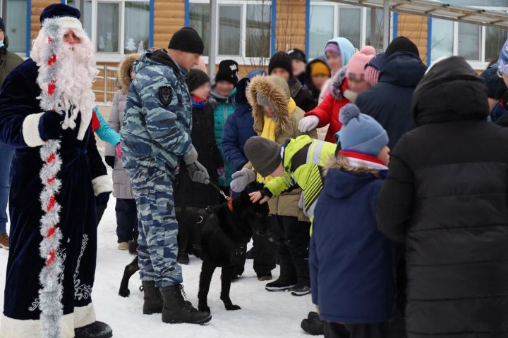 ОМОН Росгвардии поздравил с новогодним праздником  воспитанников дербышкинского детского интерната