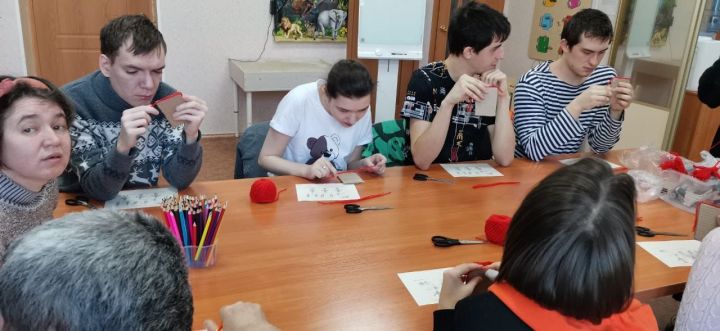 Зәйдә социаль хезмәт алучылар җепләрдән курчак ясады