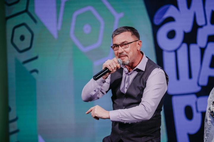 Ул кечкенәдән сәнгатькә, җыр-моңга гашыйк