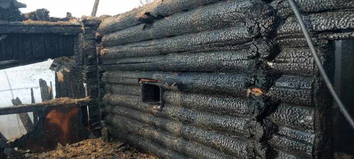 Дом и баня сгорели в Заинском районе в выходной день