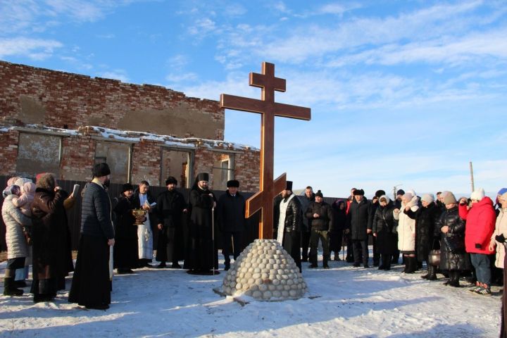 В Заинске освятили поклонный крест возле восстанавливаемого храма