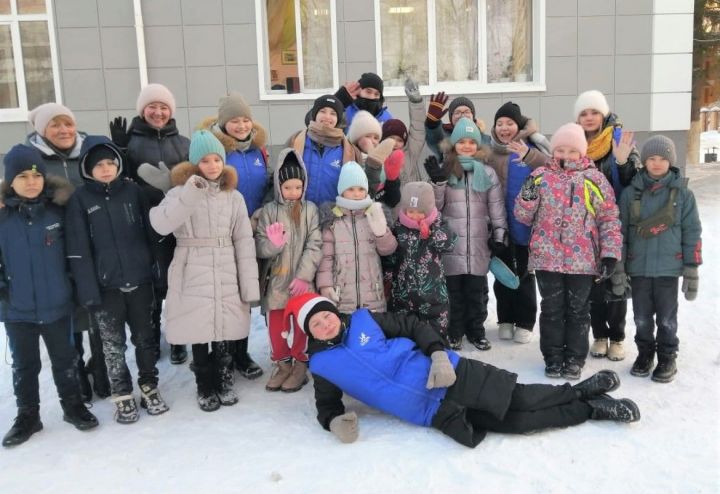 Зәйнең үзәк китапханәсе ишегалды лагеры балалары өчен күңел ачу программасы үткәрде