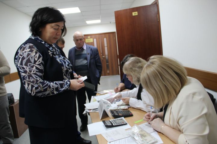 Депутат газеталар бүләк итте