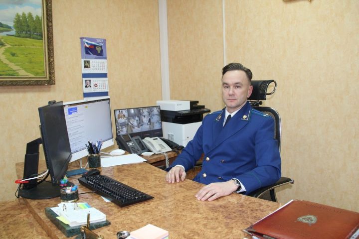 Прокурор аңлата: Табылган банк картасыннан акча алу — ул җинаять