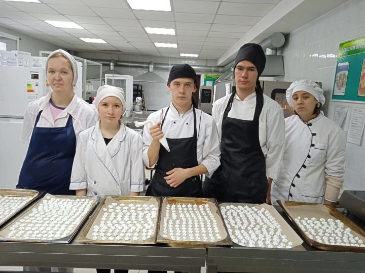 Зәй студентлары махсус хәрби операция зонасына җибәрү өчен безе әзерләде