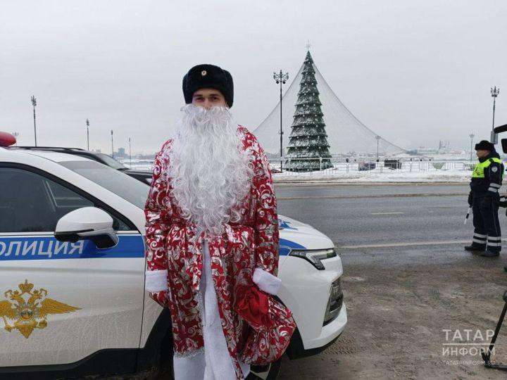В Казани сотрудники Госавтоинспекции проводят рейды с Дедом Морозом