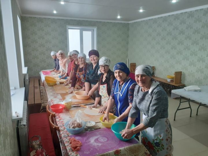 Зәйдә хатын-кызлар солдатларга токмач кисә