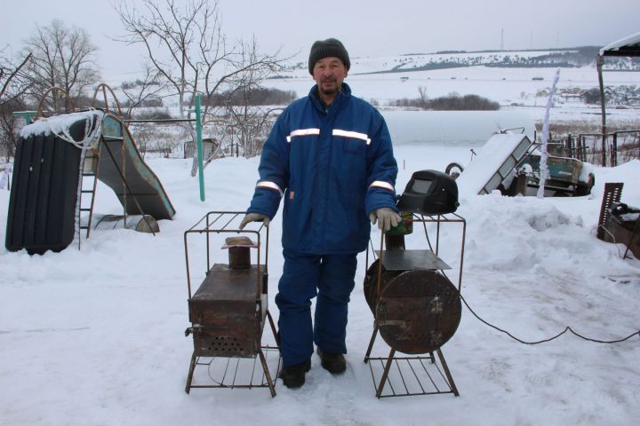 Туган як җылысы: Карман авылыннан Әсгать абый хәрбиләргә буржуйка-мичләр ясый