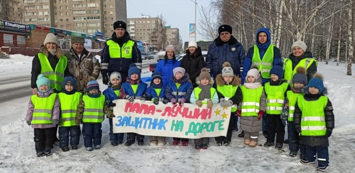 Балалар бакчаларында тәрбияләнүче яшь инспекторлар отряды машина йөртүчеләрне бәйрәм белән тәбрик итәргә чыкты