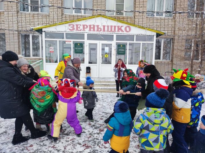 Зәйнең “Бөртеккәй” балалар бакчасы май чабу бәйрәмендә күңел ачты