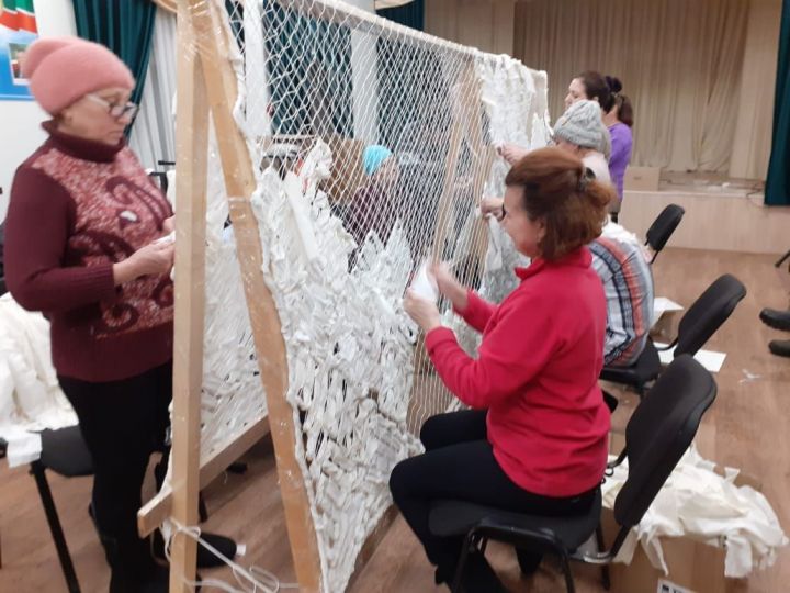 Карманлылар хәрбиләргә маскировкалау челтәрләре үрә, окоп шәмнәре ясый