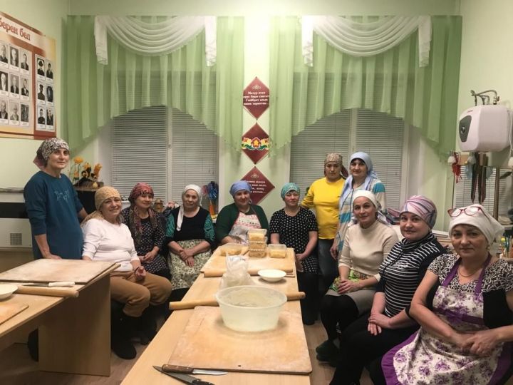 Бура-Киртә хатын-кызлары хәрбиләргә җибәрү өчен токмач кисә