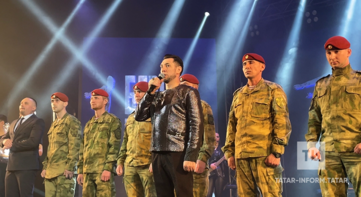 Фирдүс Тямаев концертына махсус хәрби операциядә һәлак булган егетләрнең әниләре чакырылган иде