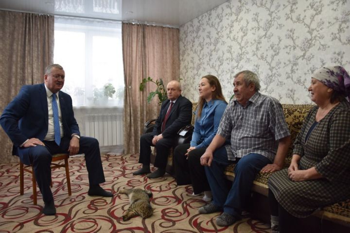 Разиф Каримов посетил семью мобилизованного солдата
