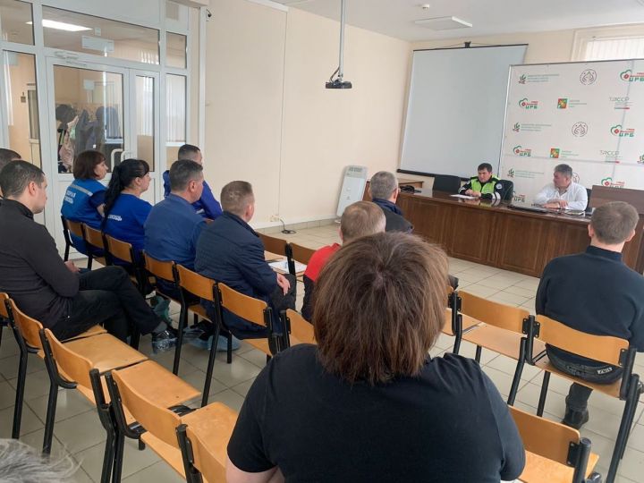 Зәйдә юл иминлеге инспекторлары ашыгыч ярдәм машиналары йөртүчеләр янында булды