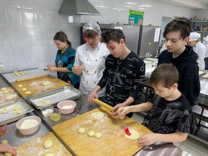 Зәй балалары политехник көллияткә экскурсиягә барды