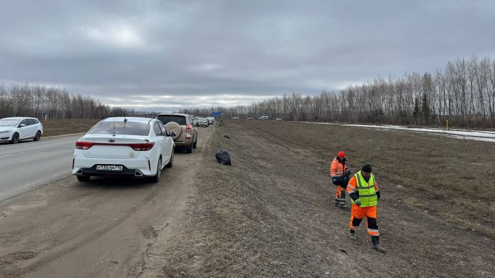 В Татарстане собрали с полос отвода автодорог более 2000 кубометров мусора