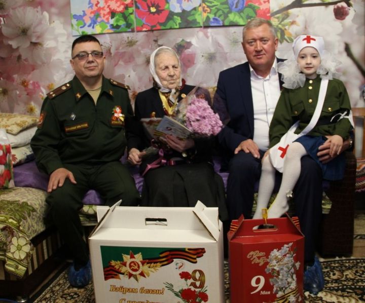 Зәйдә Бөек Ватан сугышы ветераннары һәм тыл хезмәтчәннәренә Җиңү көне уңаеннан бүләкләр тапшырыла