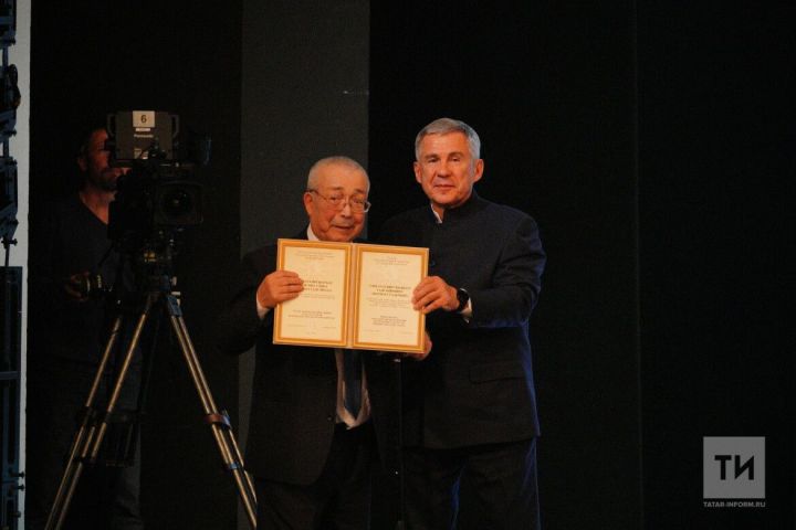 Рустам Минниханов вручил победителям премию Тукая