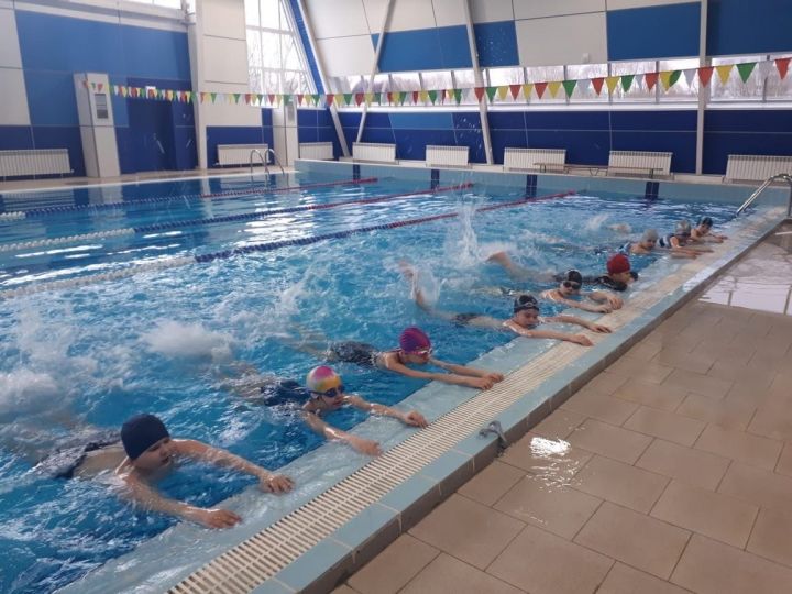Во время весенних каникул заинских школьников учили плавать