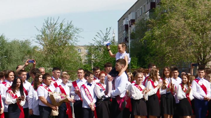 В школах прозвенел последний звонок