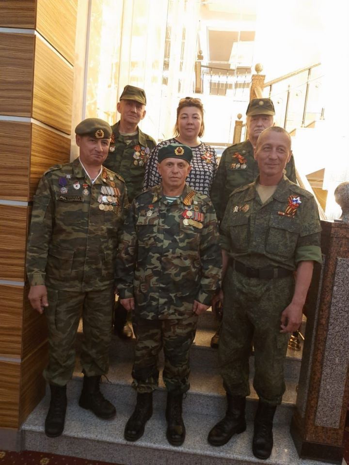Раис Татарстана Рустам Минниханов поздравил заинских ветеранов