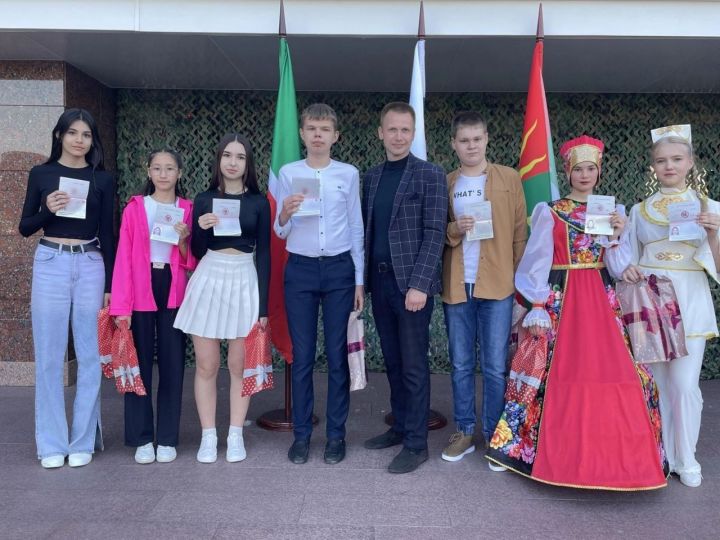 Семь юных заинцев получили паспорта в преддверии Дня России