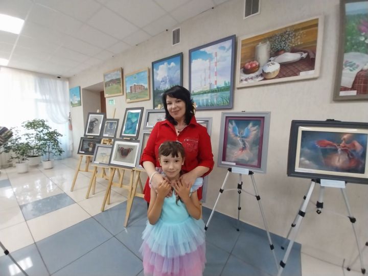 47 работ, выполненных в технике «пастель», представлены на выставке в Заинской библиотеке