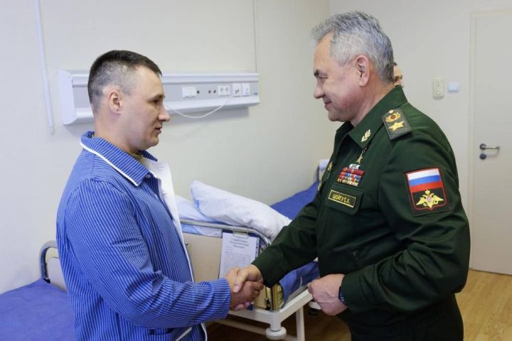 Россия оборона министры Зәй егетенә Батырлык  ордены тапшырды