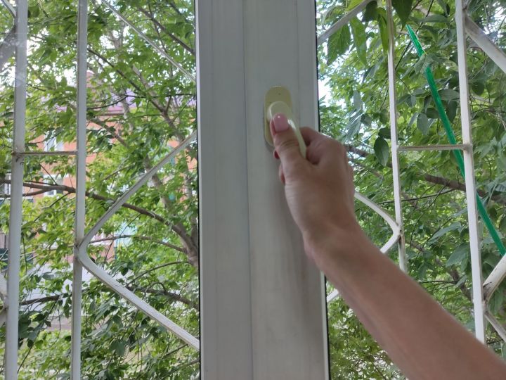 В Заинской ЦРБ дали рекомендации, как уберечь детей от падения из окна