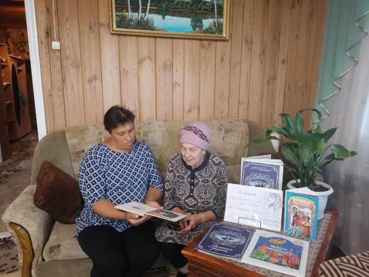 Зәйдә өйдә социаль хезмәтләр алучылар янында китапханәчеләр булды