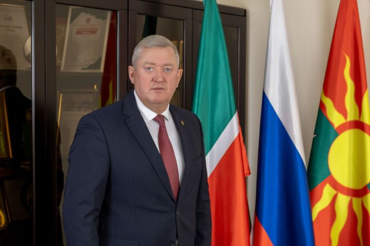 Глава Заинского района поздравил заинцев с Днем России