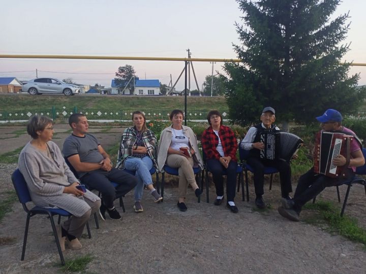 Югары Мәлемдә капка төбендә кич утыралар