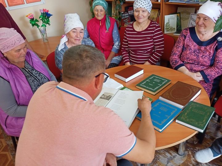 Югары Мәлемдә бердәм фольклор көнендә авылның җор телле апаларын искә алдылар