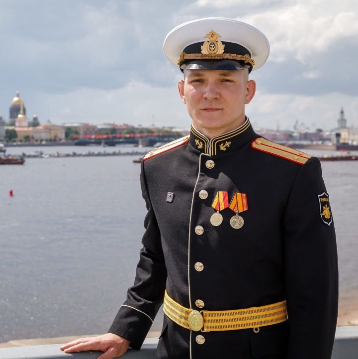 Молодой офицер из Заинска Александр Хисматуллин отправляется на службу на Северный флот