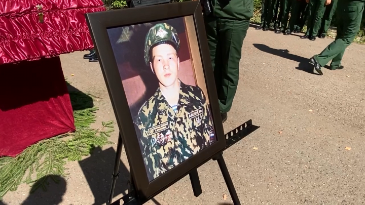 В Заинске проводили в последний путь военнослужащего Михаила Саликова