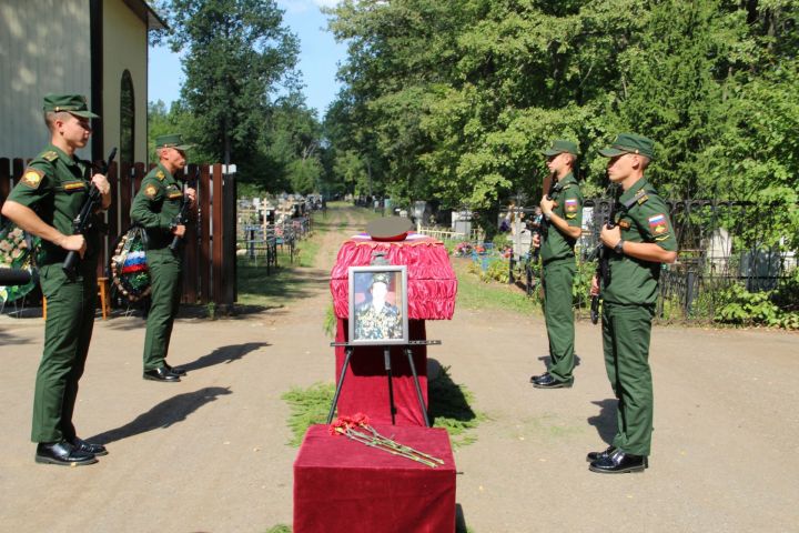 Заинцы простились с бойцом