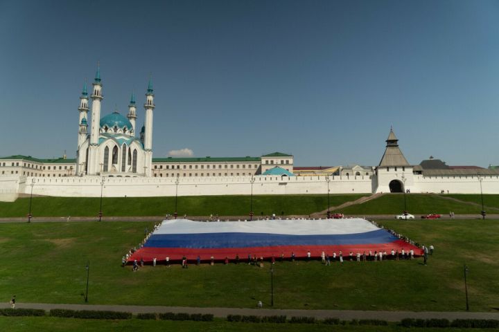 Казан Кремле каршында зур Россия флагы җәелде