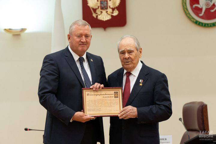 Минтимер Шаймиев вручил благодарственное письмо главе Заинского района