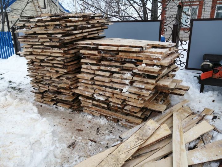 Зәйле госпитальләргә култык таяклары ясаучыларны материаллар белән тәэмин итә