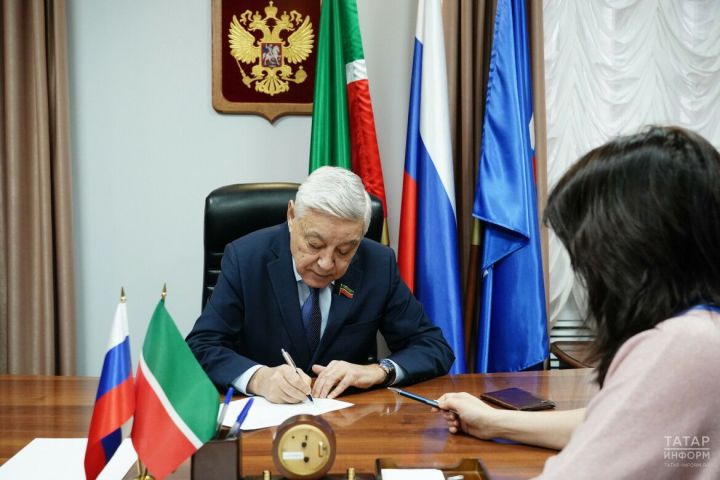 Депутаты Госсовета Татарстана поставили подписи в поддержку Путина