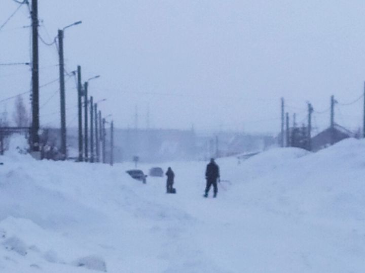 Зәйдә шәхси секторда кешеләр урамнарны кардан чистартырга чыкты