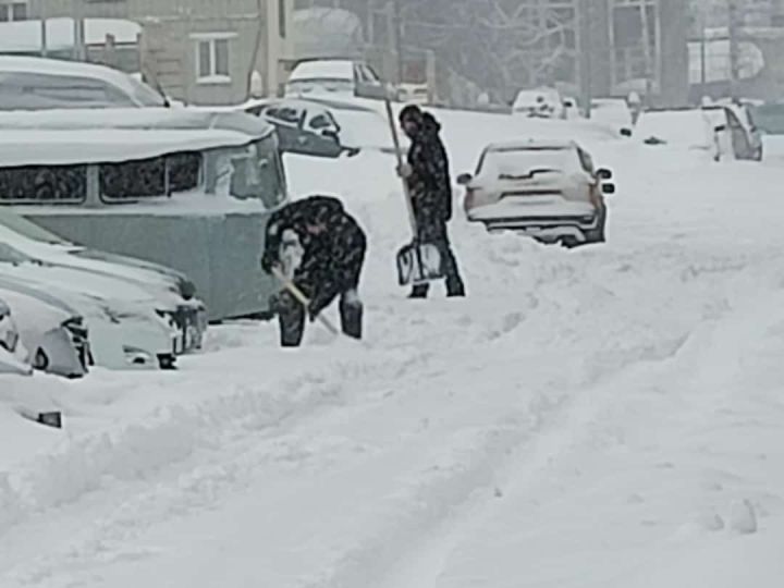 Зәйнең Октябрь урамы 7нче йортында яшәүчеләр үз ишегалларын кардан чистарта