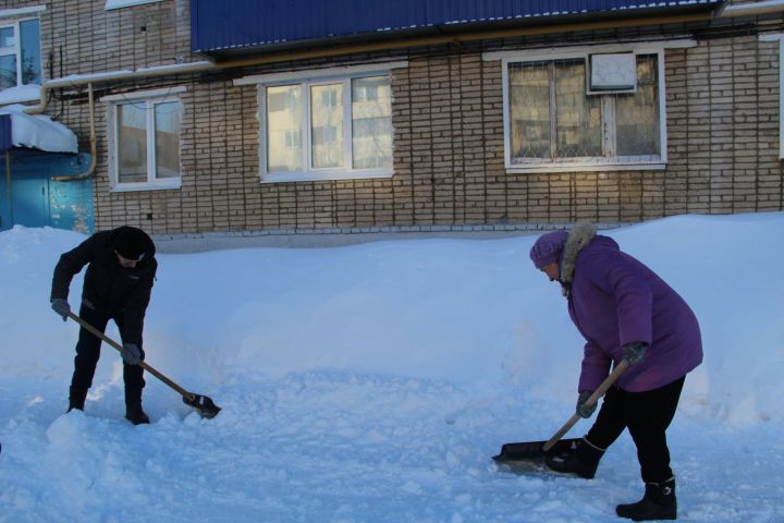 В Заинске продолжается борьба со снегом