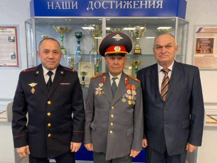 В Заинске поздравили ветеранов и действующих сотрудников кадрового подразделения МВД
