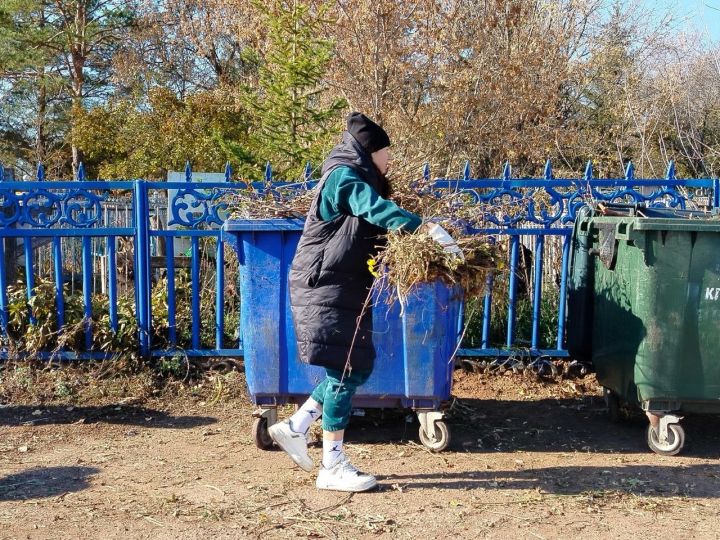 Председатели ТОС Старого Заинска провели субботник на кладбище