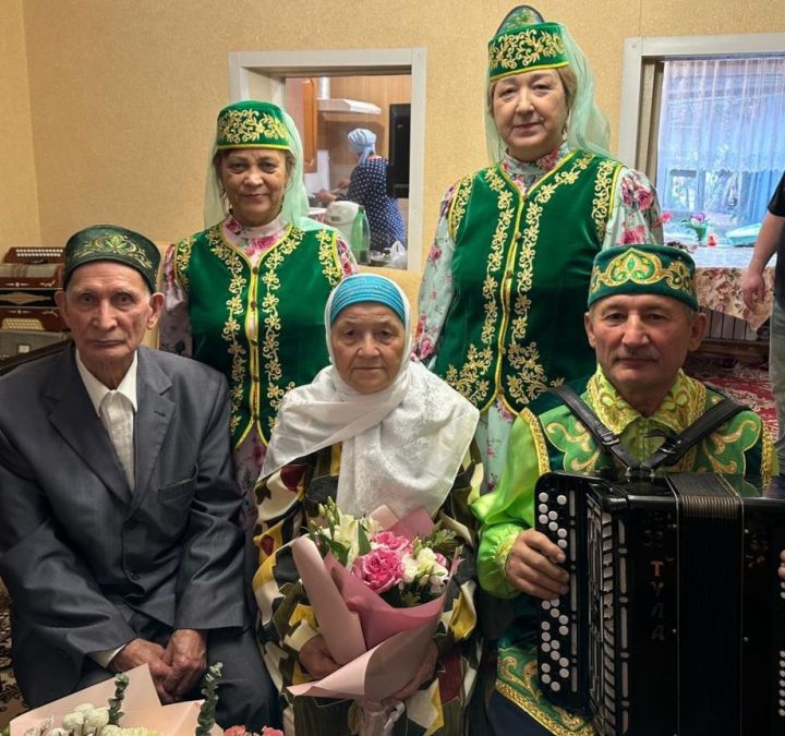 Алтмыш биш ел бергә, янәшә