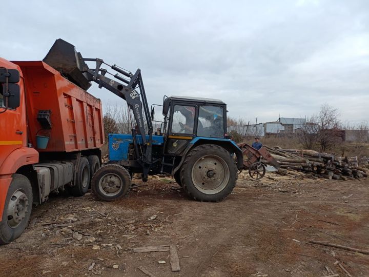 В Заинском районе семьям бойцов СВО доставили дрова