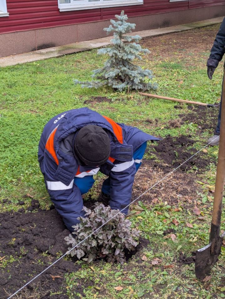 Работники ГРЭС приняли участие в благоустройстве территории станции